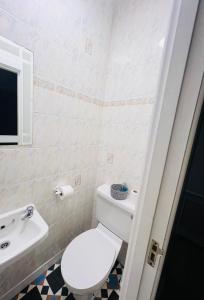 基利贝格斯Double bed Small En-suite for 2的浴室配有白色卫生间和盥洗盆。