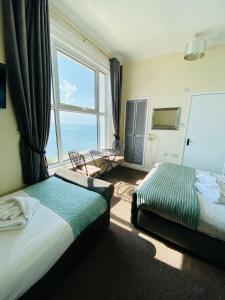 尚克林门托内别墅酒店的酒店客房设有两张床和大窗户。