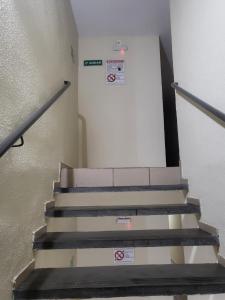 大坎普APTO ENCANTADOR, PISCINA, ACADEMIA E MUITO MAIS.的楼里一扇门,有一套楼梯