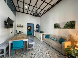 卡塔赫纳El Barrio Hostal的客厅配有沙发和桌子