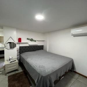 贝伦STUDIO 306 | WIFI 600MB | RESIDENCIAL JC, um lugar para ficar.的一间卧室配有一张床、镜子和一张桌子