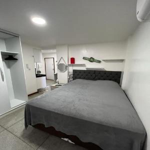 贝伦STUDIO 306 | WIFI 600MB | RESIDENCIAL JC, um lugar para ficar.的一间卧室,卧室内配有一张大床