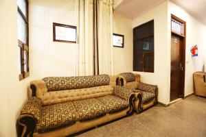 Garhi HarsāruOYO Flagship 44151 Royal Guest House的客厅配有沙发和椅子