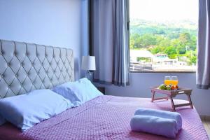 圣萨尔瓦多Los Cielos302: Spacious Condo with scenic views.的一间卧室设有一张大床和大窗户