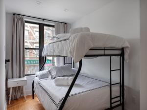 布鲁克林Three Bedroom Brooklynite Suite!的一间卧室配有双层床和窗户。