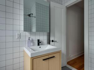 布鲁克林Three Bedroom Brooklynite Suite!的一间带水槽和镜子的浴室