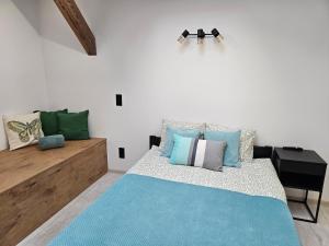 比得哥什Ottimo Apartamenty Jagiellońska的一间卧室配有一张蓝色地毯的床