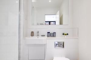 贝德福德Contractors Gem, 2 bed, sleeps 6, bathroom & ensuite的白色的浴室设有水槽和镜子