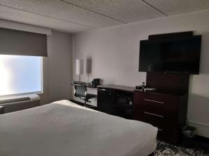 亚特兰大Best Western Atlanta Cumberland Galleria Hotel的酒店客房配有一张床、一张书桌和一台电视。