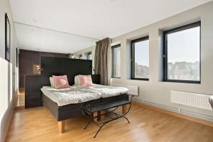 索尔纳Aiden by Best Western Stockholm Solna的一间卧室配有带粉红色枕头的床。