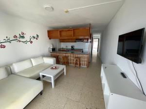 波多黎各布埃纳维斯塔公寓酒店的客厅配有白色沙发和电视