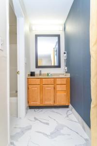 费城Philadelphia Suites at Airport - An Extended Stay Hotel的一间带水槽和镜子的浴室