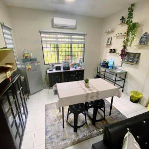 万挠Tanjung Hijau Homestay, Bukit Beruntung的一间厨房,里面配有白色的桌子和椅子