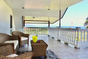 乌图罗阿Tekauhivai Lodge的客房设有带椅子和桌子的阳台。