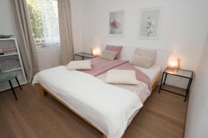 卢布尔雅那Luxury Residence Res的配有两盏灯的小房间内的两张床