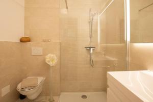 卢布尔雅那Luxury Residence Res的带淋浴、卫生间和盥洗盆的浴室