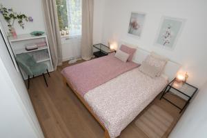 卢布尔雅那Luxury Residence Res的卧室配有一张床和一张桌子及椅子