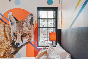 丹佛The Acoma House的卧室墙上挂着狐狸画
