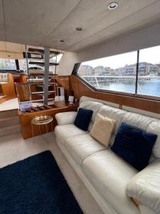 南安普敦SUPERYACHT ON 5 STAR OCEAN VILLAGE MARINA, SOUTHAMPTON - minutes away from city centre and cruise terminals - free parking included的船上的客厅,配有沙发