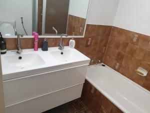 堪培拉Private Room in a 3-Bedroom Apartment-3的浴室配有盥洗盆、镜子和浴缸