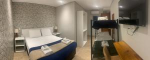圣保罗GoodStay São Paulo Ibirapuera的小房间设有床和电视