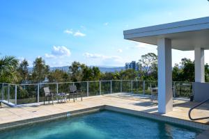 黄金海岸Luxury Stays Varsity-Robina-Bond的一座带游泳池和庭院的房子
