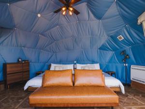 IchinomiyaSeage Torami Coastside的帐篷内的一个床位房间