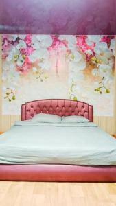 第聂伯罗Комфортні апартаменти з великим ліжком на Кірова ,поруч 16 лікарня,Дафі的卧室配有一张墙上鲜花的床