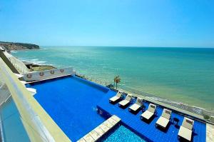 曼塔The Best Luxury Penthouse - Beach View的一个带躺椅的游泳池和海洋