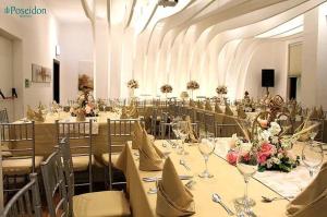 曼塔The Best Luxury Penthouse - Beach View的一个带桌椅和鲜花的大型宴会厅