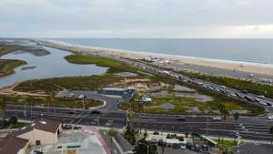 亨廷顿海滩Beach Shack的海滩旁停车场的空中景致