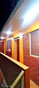 阿里卡Hostal Arica 2的浴室设有砖墙和窗户。