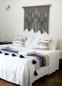 图卢姆hotel stella maris tulum的一间卧室配有带白色床单和枕头的床。