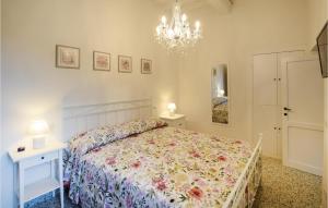 Vicolo Rancolfo3 Bedroom Gorgeous Home In Palazzetto Nese的一间卧室配有一张床和一个吊灯