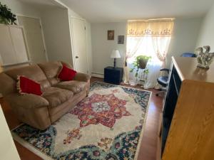 BellportTwo bedroom, living/dining room的带沙发和地毯的客厅
