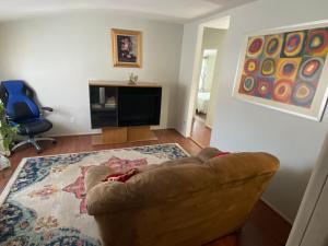 BellportTwo bedroom, living/dining room的带沙发和电视的客厅