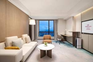 上海上海大华锦绣皇冠假日酒店的客厅配有沙发和桌子