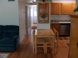 HauulaMoana Hale Nui的厨房以及带桌子和沙发的客厅。