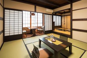 高山阿苏娜若日式旅馆的客房设有桌椅和窗户。