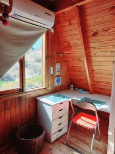 皮拉米德斯港El Canto de la Ballena的小屋内的房间配有桌子和椅子