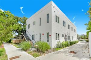 迈阿密Wynwood Jumbo - Sleeps 16 & free parking的前面有植物的白色建筑