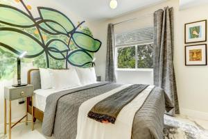 迈阿密Wynwood Jumbo - Sleeps 16 & free parking的一间卧室配有一张壁画床