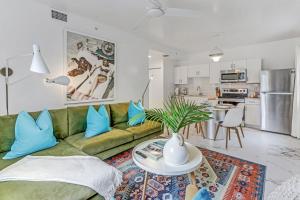 迈阿密Wynwood Jumbo - Sleeps 16 & free parking的客厅配有绿色沙发和桌子