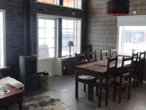 LimaHoliday home LIMA II的一间带桌椅和窗户的用餐室