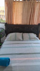 卡塔赫纳EDIFICIO MENDEZ的一间卧室配有一张带木制床头板的床