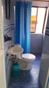 卡塔赫纳EDIFICIO MENDEZ的浴室设有卫生间和蓝色的浴帘。