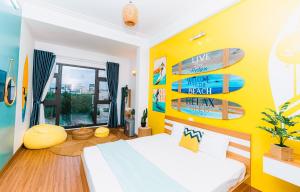 归仁Blossom Sea Homestay Quy Nhơn的卧室配有一张床,墙上设有冲浪板