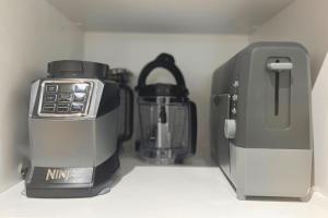 GraftonThe Quarters Suite 1的咖啡壶和烤面包机(位于柜台上)