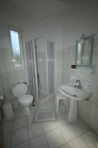 Agia ErmioniSunrise Hotel的浴室配有卫生间、淋浴和盥洗盆。