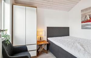 斯劳厄尔瑟2 Bedroom Amazing Apartment In Slagelse的一间小卧室,配有一张床和一把椅子
